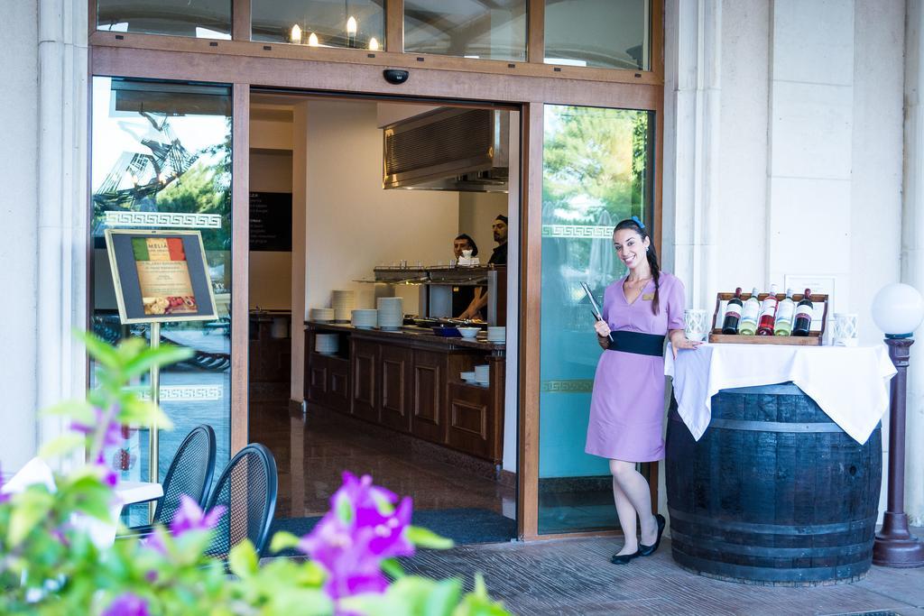 Melia Grand Hermitage All Inclusive Golden Sands Esterno foto A hostess at the entrance of a restaurant